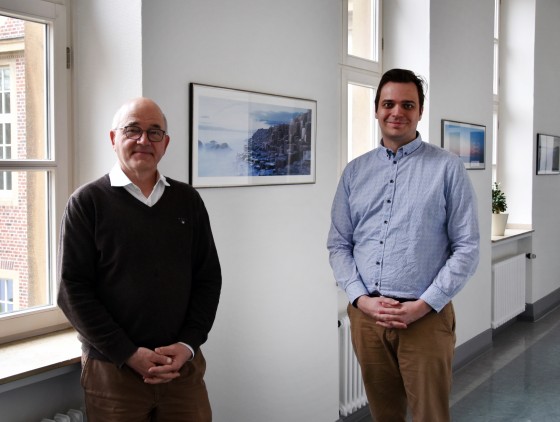 Prof. Klaus Berger (left) and Prof. André Karch.<address>© WWU - Kathrin Nolte</address>