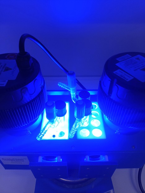 Die Reaktion wird mit blauem Licht bestrahlt, das mit Hochleistungs-LEDs erzeugt wird, damit der Cycloadditionsprozess abläuft. © WWU – Peter Bellotti