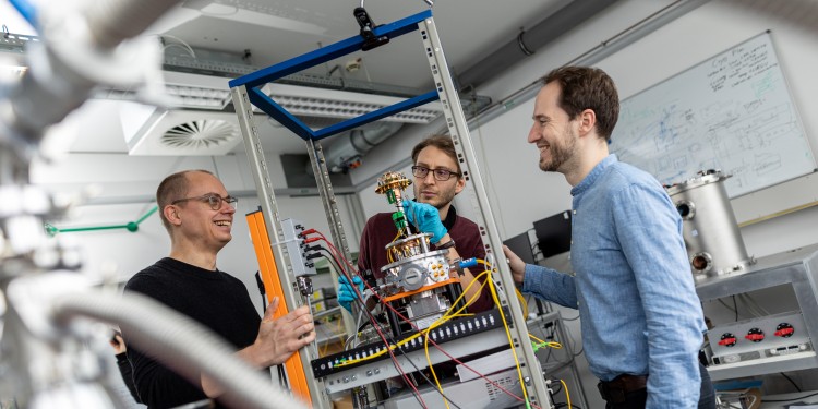 <address>&copy; WWW - Peter Leßmann</address>