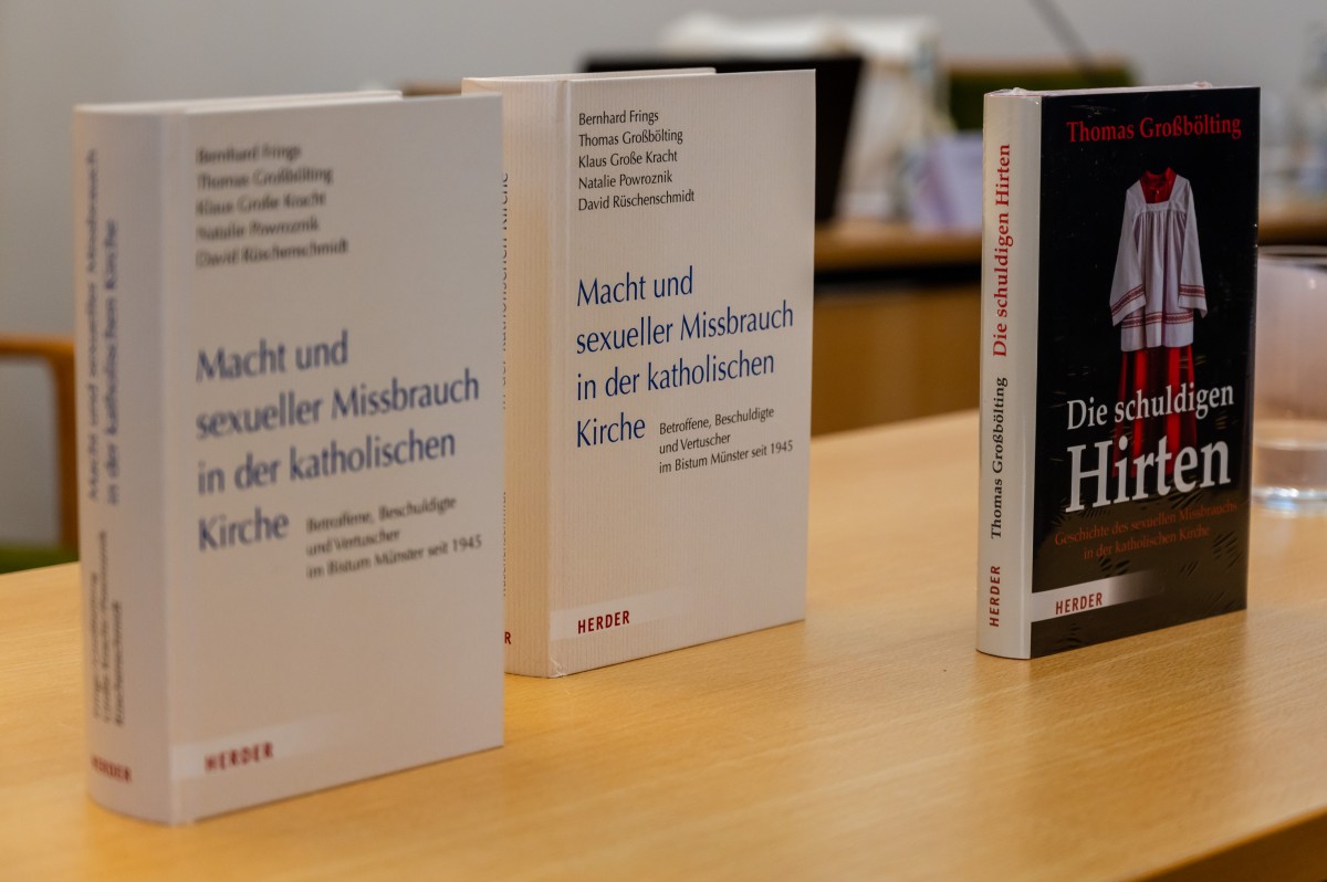 Die Wissenschaftler haben die Ergebnisse ihrer Forschung in zwei Büchern vorgelegt. © WWU - Michael Möller