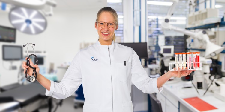Active in the clinic and the lab: With the new clinician scientist programme, “CareerS”, the University of Münster offers attractive career opportunities to medical professionals who want to both take care of patients and conduct research.<address>© WWU - Erk Wibberg</address>