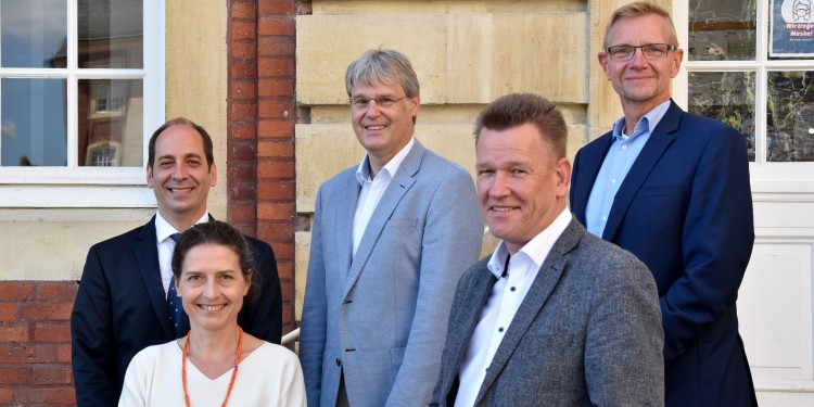 Happy about the continued cooperation: Prof Niels Olsen Saraiva Câmara, Anja Grecko Lorenz, Prof Michael Quante, Prof Johannes Wessels and Prof Bernd Hellingrath (from left).<address>© WWU - Julia Harth</address>