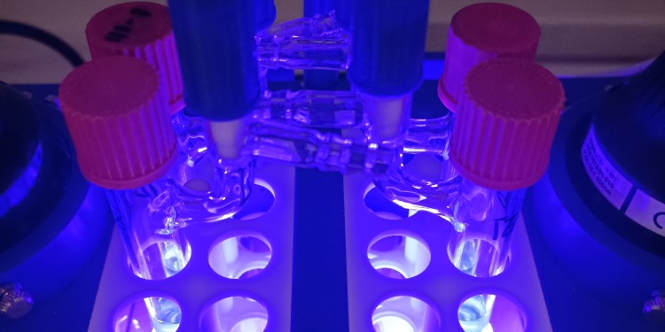 Blaues Licht kommt als Werkzeug für die Synthese komplexer Moleküle, so genannter β-Aminosäurederivate, zum Einsatz.<address>© AG Glorius</address>