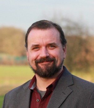 Dr. Kay Jüngling vom Institut für Physiologie I erläutert in der Kinder-Uni, wie Zellen unseres Gehirns miteinander sprechen und woher man das weiß.<address>&copy; Melanie Bayer</address>