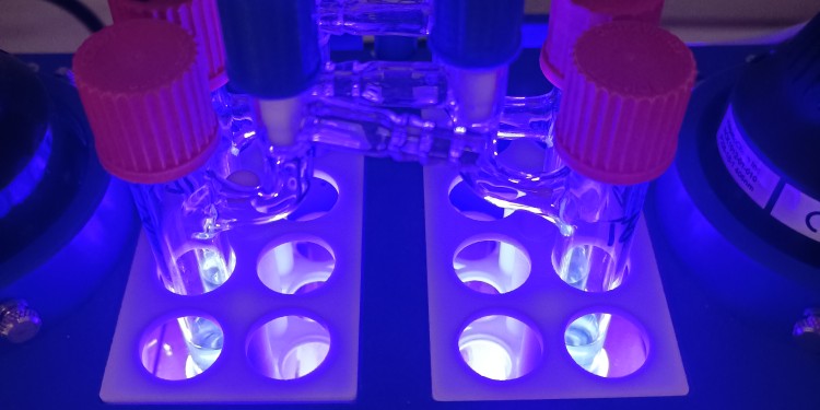 Blue light is used as a tool for the synthesis of complex molecules called β-amino acid derivatives.<address>© Glorius group</address>