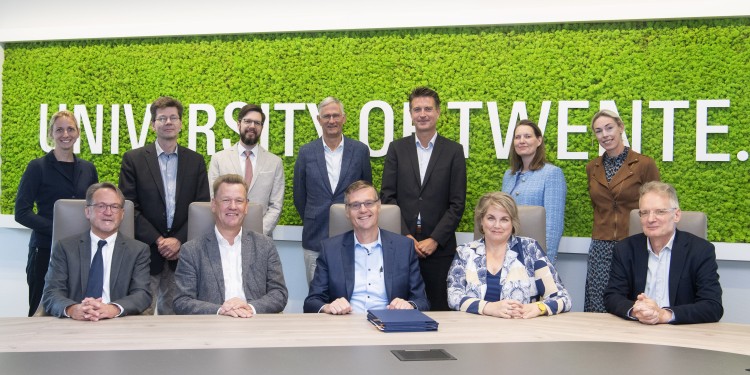 Representatives of both universities attended the signing. Back row (from left): Dr. Mareike Blömker (Münster), Prof. Michael Rohlfing (Münster), Christoph Jochindke (Münster), Dr. Paul van Dijk (Twente), Prof. Wilfred van der Wiel (Twente), Margriet Dekkers (Twente) und Janke Rademaker (Twente); Front row (from left): Prof. Joachim Jose (Münster), Prof. Johannes Wessels (Rector University of Münster), Prof. Tom Veldkamp (Rector University of Twente), Prof. Jennifer Herek (Twente) und Prof. Joost Kok (Twente).<address>© University of Twente</address>