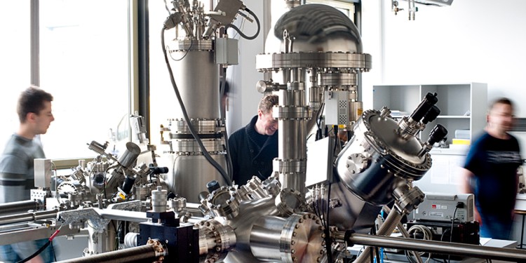 Ultrahochvakuum-System am Center for Nanotechnology (CeNTech) mit einem Tieftemperatur-Rasterkraftmikroskop, das bei fünf Kelvin betrieben wird und mit einem Aufbau für Photoelektronenspektroskopie verbunden ist.<address>© Mönig</address>