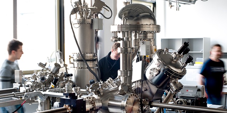 Ultra-high vacuum system at the Center for Nanotechnology (CeNTech) with a low-temperature atomic force microscope which is operated at five Kelvin, connected to a setup for photoelectron spectroscopy.<address>© Mönig</address>