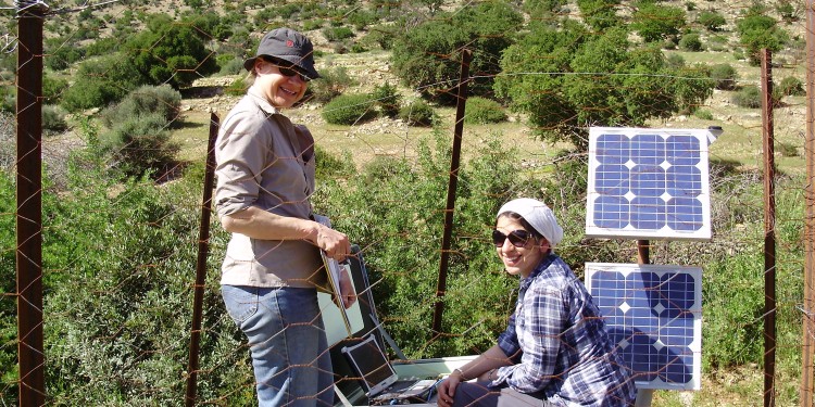 Prof. Dr. Christine Thomas vom Institut für Geophysik (l.) stellt zusammen mit einer Doktorandin aus Bristol eine Messstation in Marokko auf.<address>© WWU - Institut für Geophysik</address>