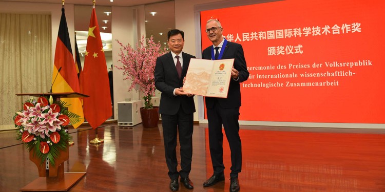 Der chinesische Botschafter in Deutschland, Ken Wu, überreichte Prof. Dr. Harald Fuchs in Berlin den „International Cooperation Award for Science and Technology“.<address>© Li Shan</address>