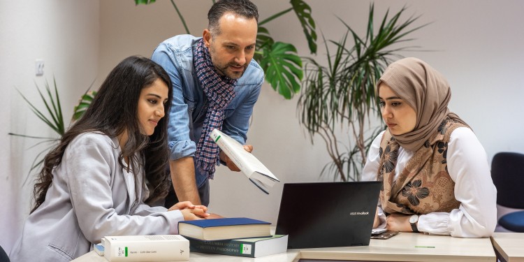 University employee Recep Aktas and teacher Mariam Sarwary report on their professional careers after studying at ZIT<address>&copy; WWU - Heiner Witte</address>