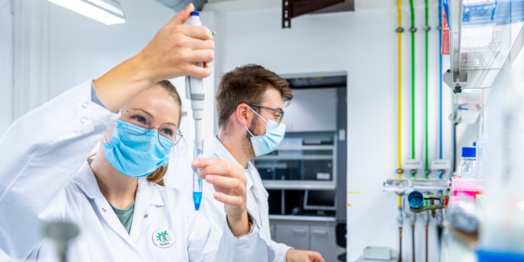 Theresa Wörmann and Tobias Bröker in the lab. The two students, together with the rest of the iGEM team, are in the final sprint before the final presentation at the Grand Jamboree, the final conference in Paris.<address>© WWU - Michael Möller</address>