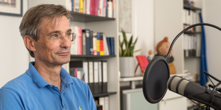 Prof. Dr. Gernot Sieg im WWU-Cast.<address>© WWU - Sophie Pieper</address>