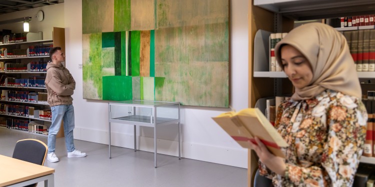 Im Lesesaal der Germanistischen Bibliothek am Schlossplatz soll das „Grüne Bild“ von Hal Busse den Lernenden dabei helfen, konzentriert zu arbeiten.<address>© WWU - MünsterView</address>