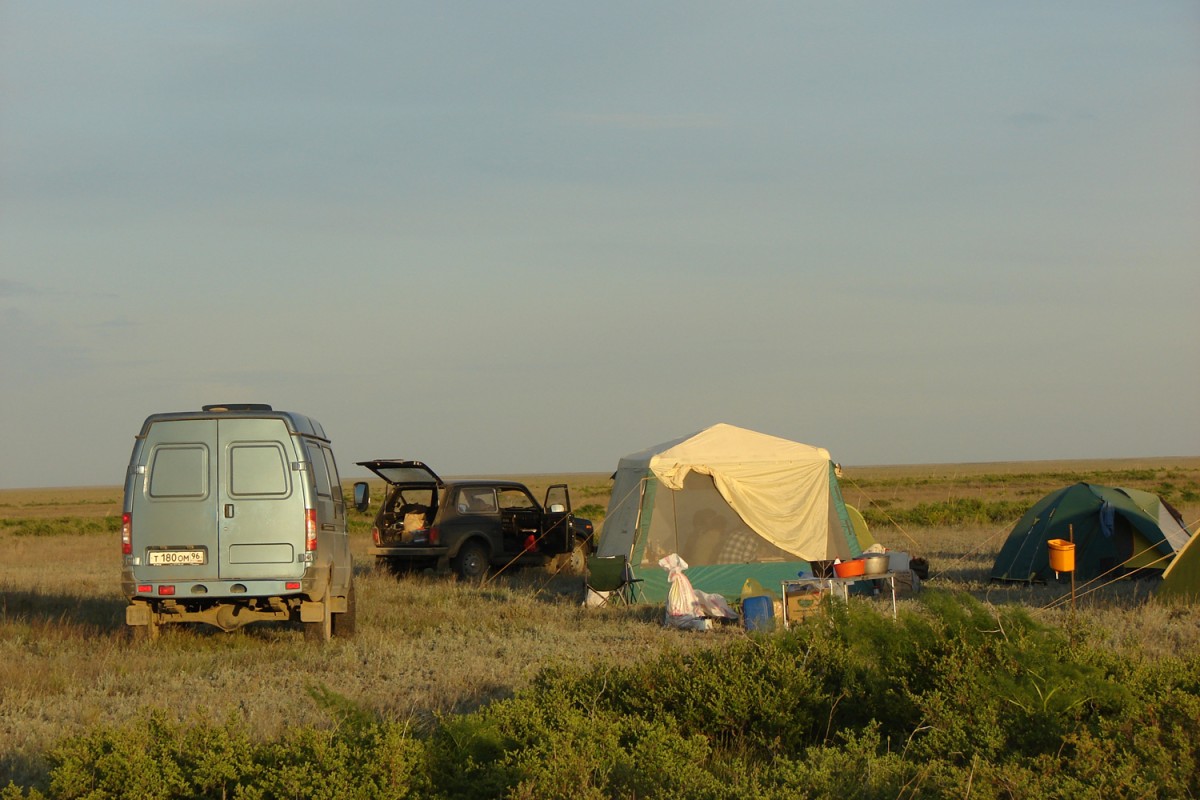 Expedition camp used by the Münster researchers during their fieldwork in the Betpak-Dala in Central Kazakhstan. © AG Hölzel