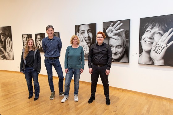 Unter dem Motto „Meet a Scientist“ werden Dr. Karin Kleiner (v. l.), Prof. Dr. Christian Klein-Bösing, Dr. Nicole van Deenen, Junior-Prof. Dr. Theresa Simon und Prof. Stephan von Delft (nicht abgebildet) mit Besuchern und Schülern ins Gespräch kommen.<address>© Markus Bomholt</address>