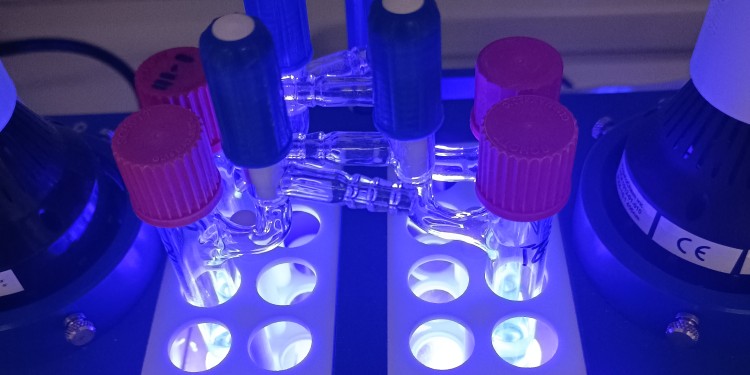 Für die Herstellung unsymmetrisch aufgebauter vizinaler Diamine nutzen die Chemiker blaues Licht.<address>© WWU - AG Glorius</address>