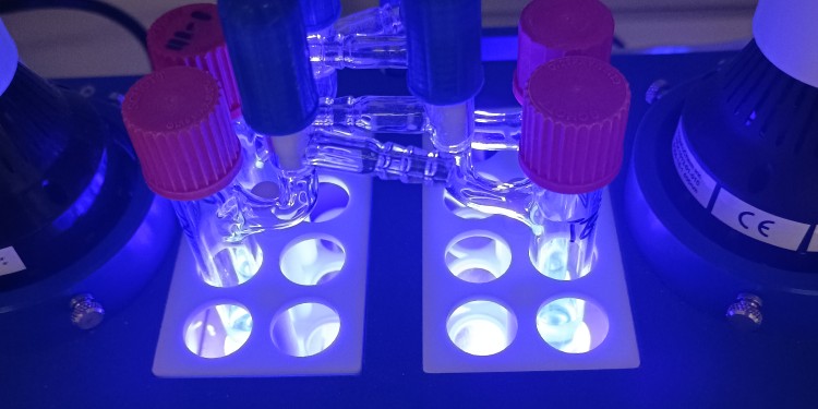 The chemists use blue light to produce unsymmetrically structured vicinal diamines.<address>© WWU - AG Glorius</address>