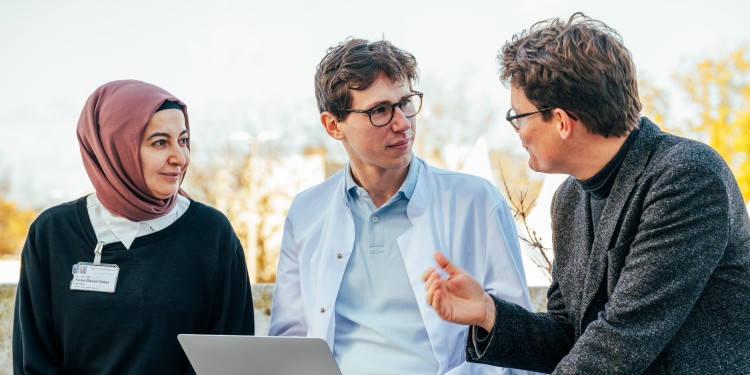 Dr. Ferya Banaz-Yasar, Coordinator for hospice work at Essen University Hospital, PhD student Florian Behrendt and Prof. Philipp Lenz, Director of Palliative Medicine at Münster University Hospital (left to right) discuss the results of the study.<address>© UKM - Marcus Heine</address>