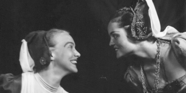 Aufführung der Studiobühne von Shakespeares „Der Liebe Müh ist umsonst“ im Sommersemester 1952.<address>© Universitätsarchiv, Zugang Studiobühne</address>