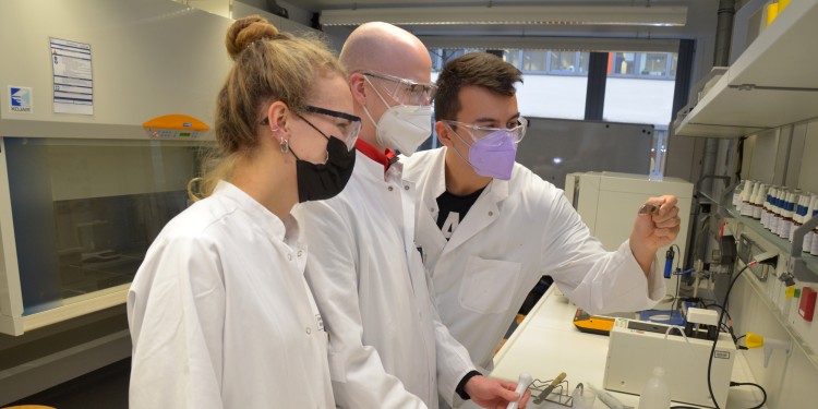 Lotte Köhne, Antonio Valk and Philipp Roß (from left), working in the lab on producing an antibiotic gel to treat diabetic foot.<address>© WWU - Julia Harth</address>