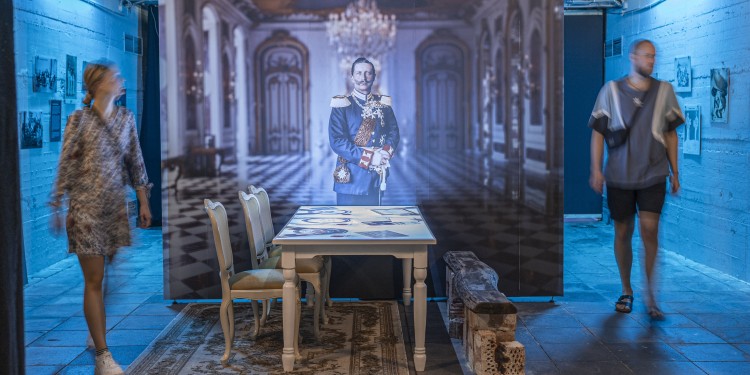 An exhibition on Wilhelm II was staged in the summer of 2022, in the pedestrian subway between Schlossplatz and the lecture building.<address>&copy; Paul Metzdorf</address>