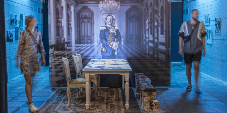Im Tunnel zwischen Schlossplatz und Hörsaalgebäude war im Sommer 2022 eine Ausstellung über Wilhelm II. zu sehen.<address>&copy; Paul Metzdorf</address>