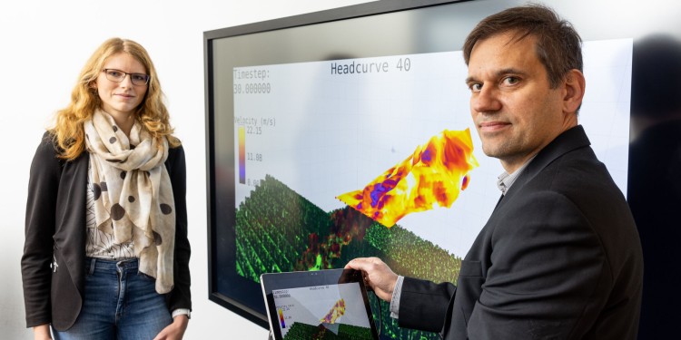 Marina Evers und Prof. Dr. Lars Linsen haben visuelle Analysen von Waldbrandsimulationen erstellt.<address>© WWU - Peter Leßmann</address>