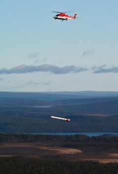 Ein Hubschrauber erkundet mit höchstempfindlicher Magnetfeldsensorik das Explorationsgebiet in Kiruna.<address>© Michael Becken</address>