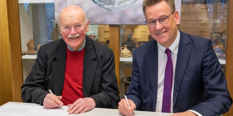 Rektor Prof. Dr. Johannes Wessels (r.) und Münzsammler Hermann Twiehaus unterzeichneten im Archäologischen Museum der WWU die Schenkungsurkunde.<address>© WWU - Lianna Hecht</address>