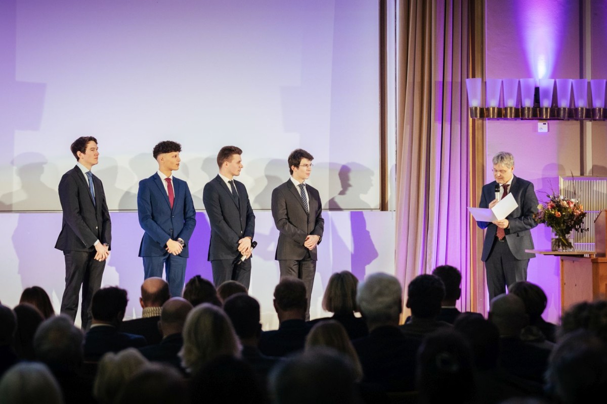 Prof. Dr. Michael Quante, VVice-Rector for Internationalization, Knowledge Transfer and Sustainability, awarded the Student Prize to the MeDocs. © WWU - Christoph Steinweg