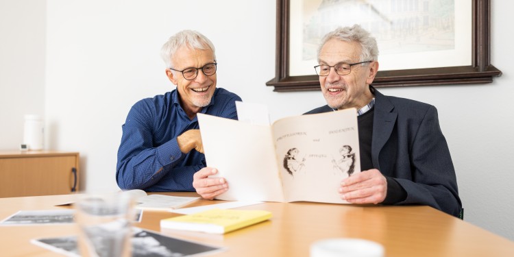 Im Universitätsarchiv studierten Jörg Verhoeven (l.) und Prof. Dr. Aloys Prinz Unterlagen, die sie an die Anfänge ihrer Arbeit an der Universität Münster erinnerten.<address>&copy; WWU - Peter Leßmann</address>