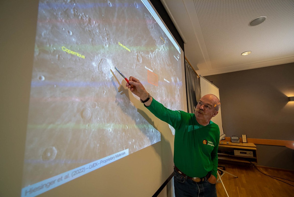 Course instructor Harald Hiesinger illustrates the geology of the Moon&#039;s craters during one of the last classes of the Nördlinger Ries session. © ESA / V. Crobu