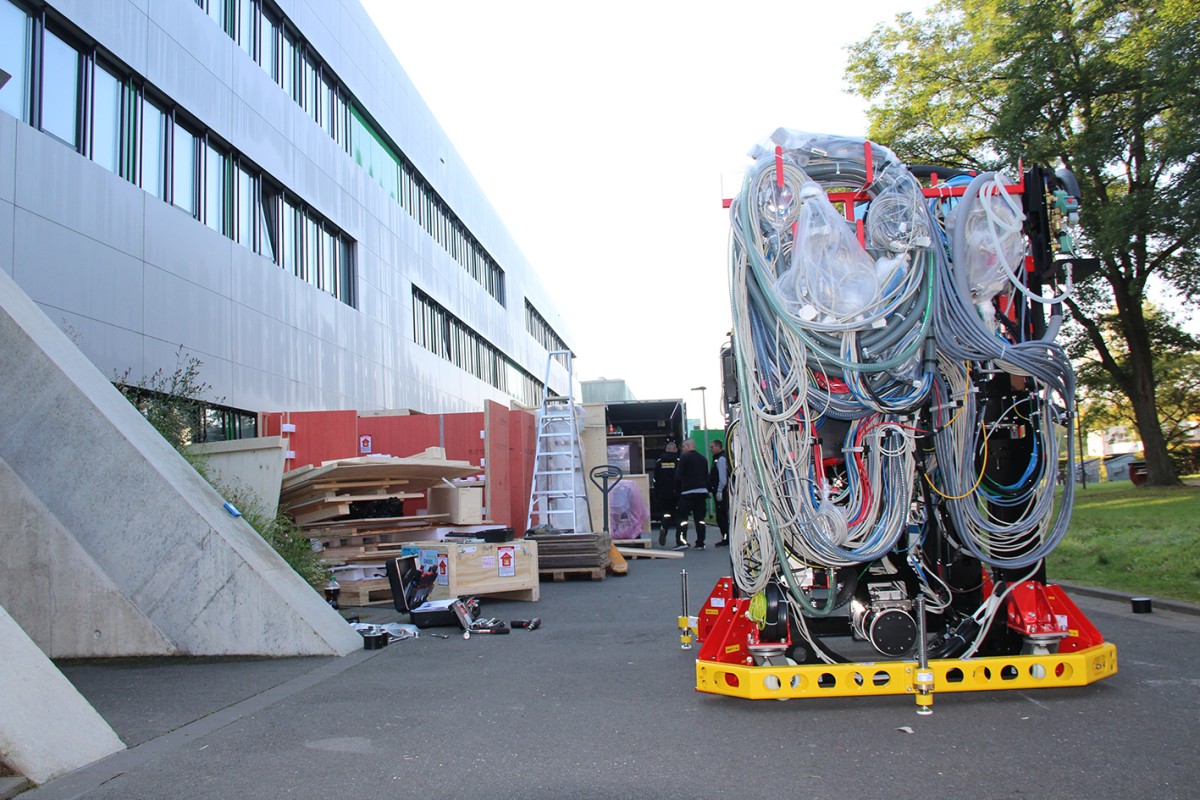 Impressions of the delivery of the cryo-EM at the SoN ... © WWU - Christina Hoppenbrock