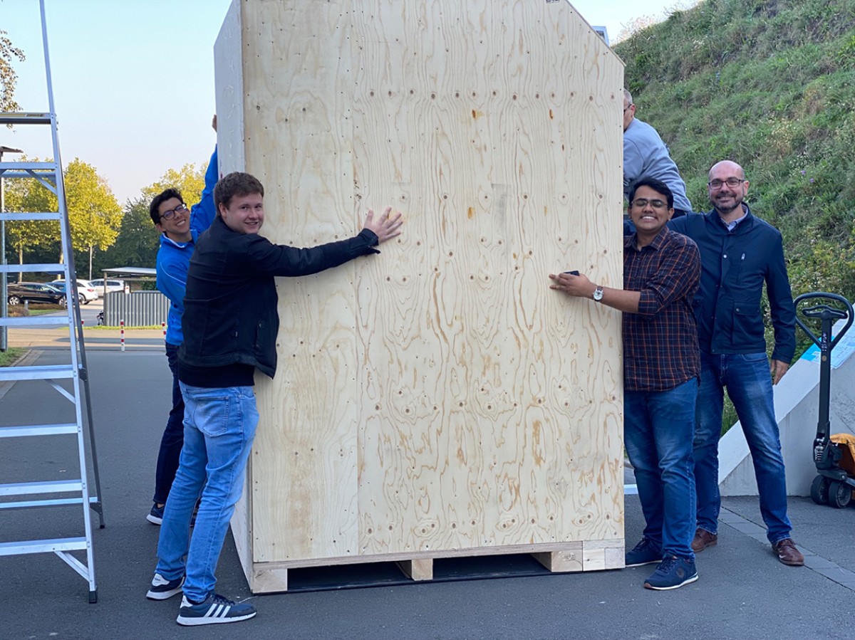 When the large box containing the device was delivered in September 2022, the members of Prof Christos Gatsogiannis&#039; working group welcomed the precious cargo - #hugthebox, according to the hashtag on Twitter. © WWU - AG Gatsogiannis