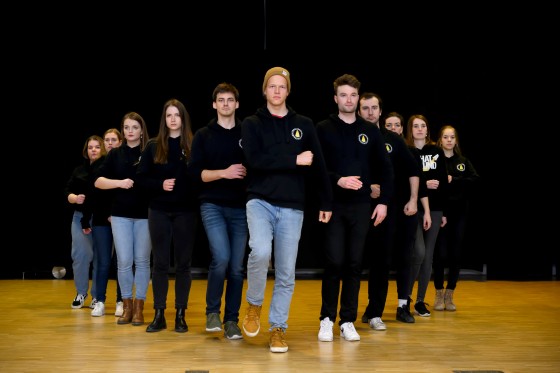 Szenen einer Probe: Das Musical-Ensemble „WhatASound“ zeigt beim Neue-Wände-Festival eine Collage von abstrakteren theatralen Szenen sowie Musical- und Popsongs. Zur Gruppe aus Studierenden und Alumni der WWU gehören 19 (semi-)professionelle Sängerinnen und Sänger sowie ein Pianist.<address>&copy; WWU - Michael Möller</address>