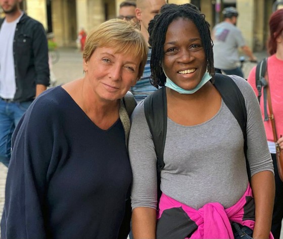 Eva Liebau (l.) liegt es am Herzen, afrikanische Wissenschaftlerinnen wie Dr. Emelia Oppong Bekoe – die an der WWU promoviert hat – zu fördern.<address>© privat</address>