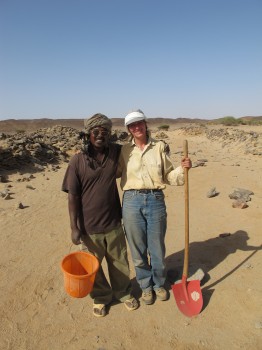 Angelika Lohwasser – hier mit ihrem langjährigen Inspektor Mohammed el Toum – ist immer wieder für Ausgrabungen im Sudan.<address>© Karberg</address>