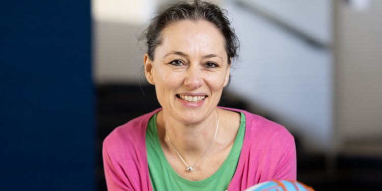 Ein bunter Hund in den Neurowissenschaften – mit ihrem Karriereweg hat Prof. Dr. Ricarda Schubotz Mut bewiesen.<address>© WWU - Peter Leßmann</address>