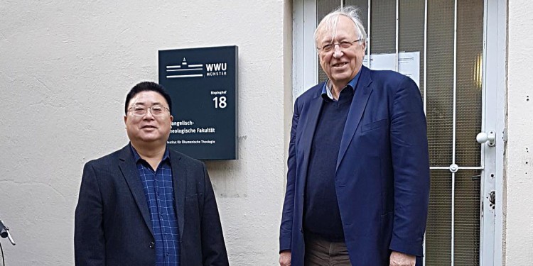 Prof. Dr. Zhixiong Li (l.) und Prof. Dr. Hans-Peter Großhans (r.) vom Seminar für Systematische Theologie der Evangelisch-Theologischen Fakultät laden zu einem Gastvortrag über den Philosophen Ernst Bloch (1885-1977) ein.<address>&copy; privat</address>