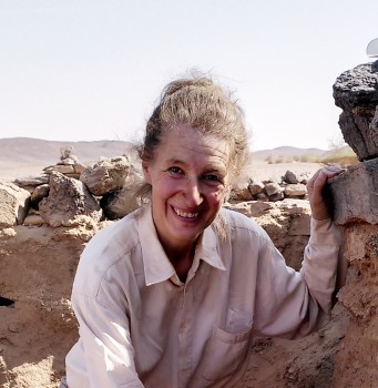 Prof. Dr. Angelika Lohwasser bei der Ausgrabung im Februar und März im nördlichen Sudan.<address>© Magdalena Greshake</address>
