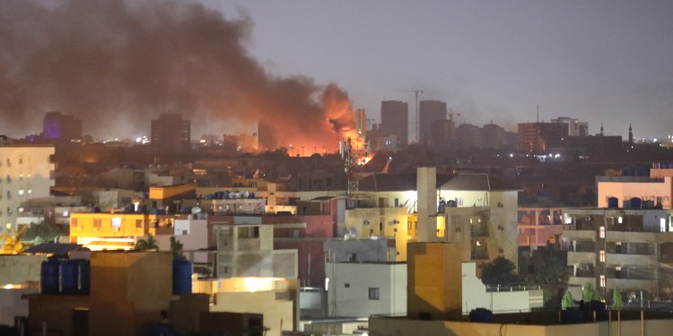 Rauch steigt am 16. April auf bei den Kämpfen in der sudanesischen Hauptstadt Khartum.<address>© picture alliance - AA, Mahmoud Hjaj</address>