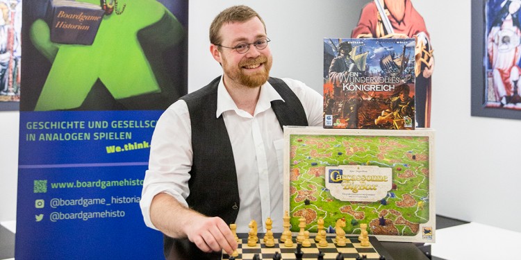 Historiker und Theologe Lukas Boch berichtet in der Kinder-Uni über die Erforschung von Brettspielen.<address>&copy; LWL</address>