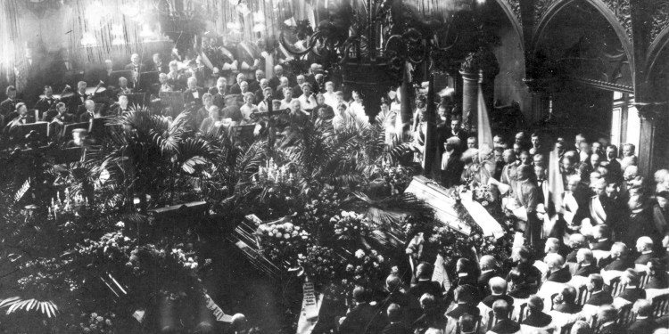 Trauerfeier für die bei einem Chemieunglück getöteten Studenten am 30. Mai 1920 im Saal des Rathauses von Münster.<address>© Universitätsarchiv, Bestand 68 Nr. 1011</address>