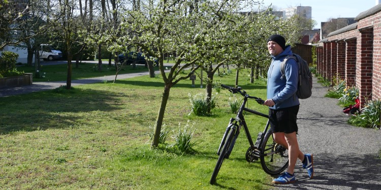 Prof. Dr. Sascha Buchholz begutachtet im Garten des Kapuzinerklosters die Obstwiese; die Gartenanlage ist öffentlich zugänglich.<address>© WWU - KK</address>