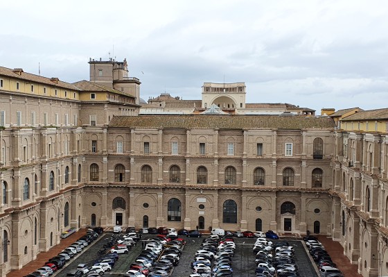 Großes Gebäude, kleine Tür: Aus den vatikanischen Museen heraus kann man den Eingang ins „Apostolische Vatikanische Archiv“ erkennen – es ist vor Kopf die zweite Tür von links.<address>© WWU - Norbert Robers</address>