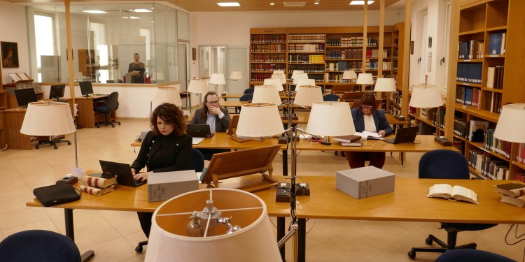 Elisabeth-Marie Richter (l.), Sascha Hinkel und Judith Schepers studieren Akten im Jesuiten-Archiv.<address>© WWU - Norbert Robers</address>