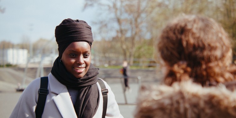 Mithilfe einer Community-Forscherin sollen im Stadtteil Berg Fidel genauere Erkenntnisse über die gesundheitliche Situation der Bewohner gewonnen werden.<address>&copy; WWU - WOWfilm</address>