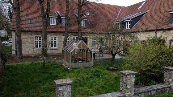 Im Künstlerdorf Schöppingen treffen Wissenschaft, Kunst und Öffentlichkeit aufeinander, um Ideen für mehr Nachhaltigkeit zu gewinnen.<address>&copy; WWU - WOWfilm</address>