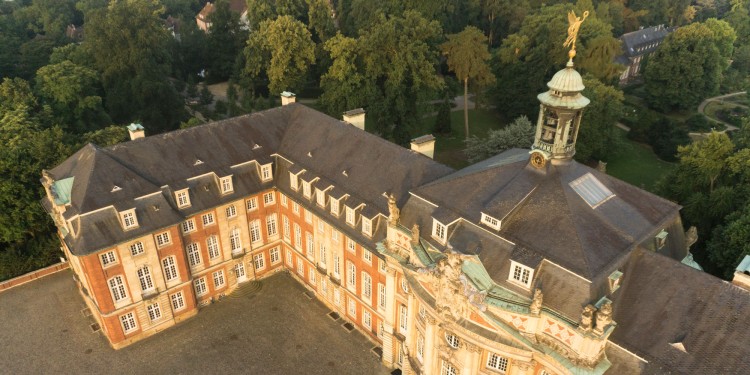 Luftaufnahme vom münsterschen Schloss, dem zentralen Sitz der Universitätsverwaltung<address>© WWU - Jan Lehmann</address>